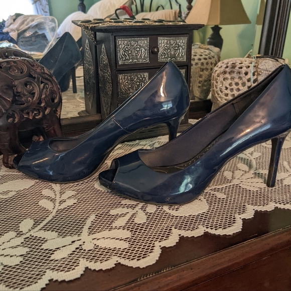 Navy heals with open toe, size 9.5 - Picture 3 of 3